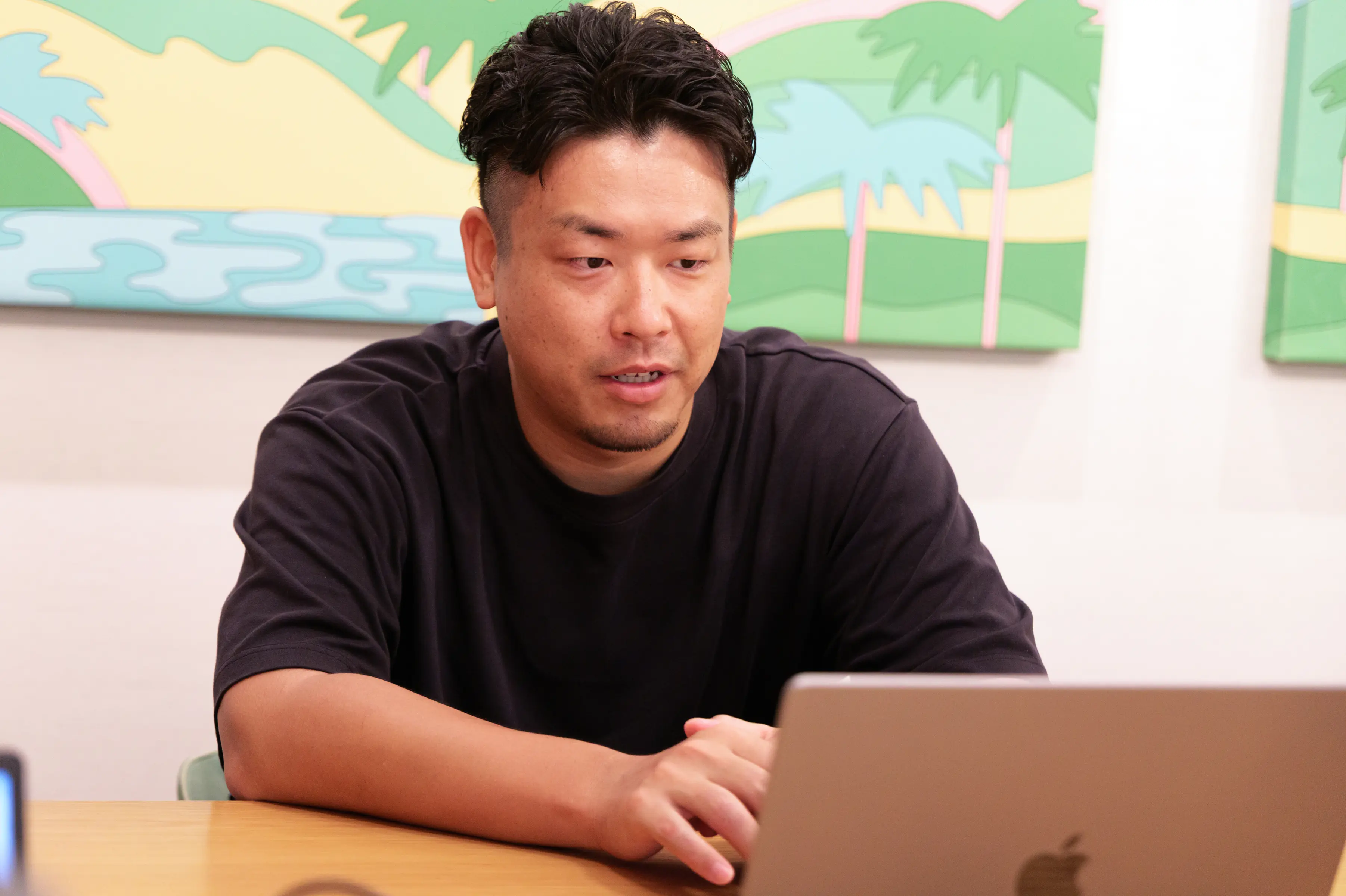 「Ragateさんには、毎朝約30分の『エンジニア朝会』に参加してもらっています。Ragateさんの発案により、この朝会で各メンバーの進捗フローを報告してもらう形にすることで、進捗状況の透明性が向上しました。」(磯本様)